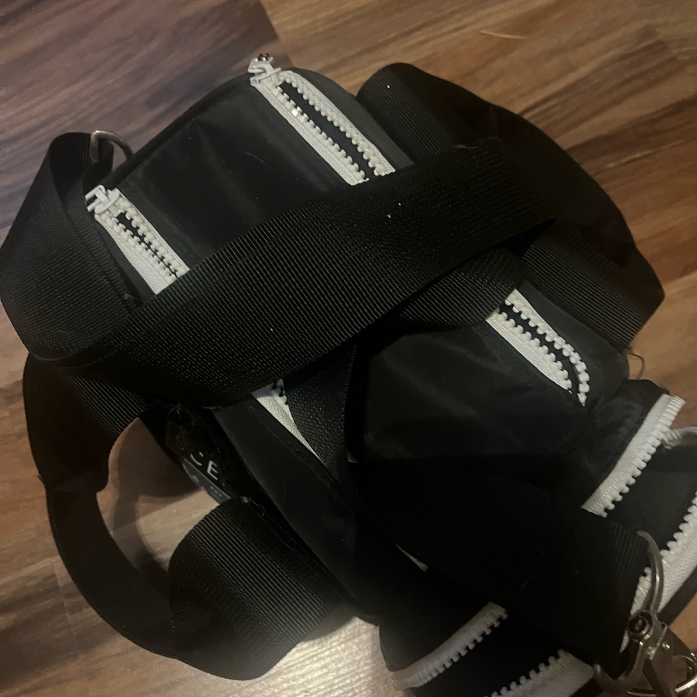 ✨ Black Duffel Bag✨ - Picture 2 of 4